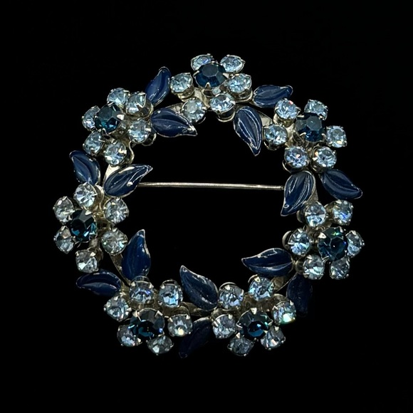 Vintage Jewelry - VINTAGE Crystal Floral Wreath Brooch
